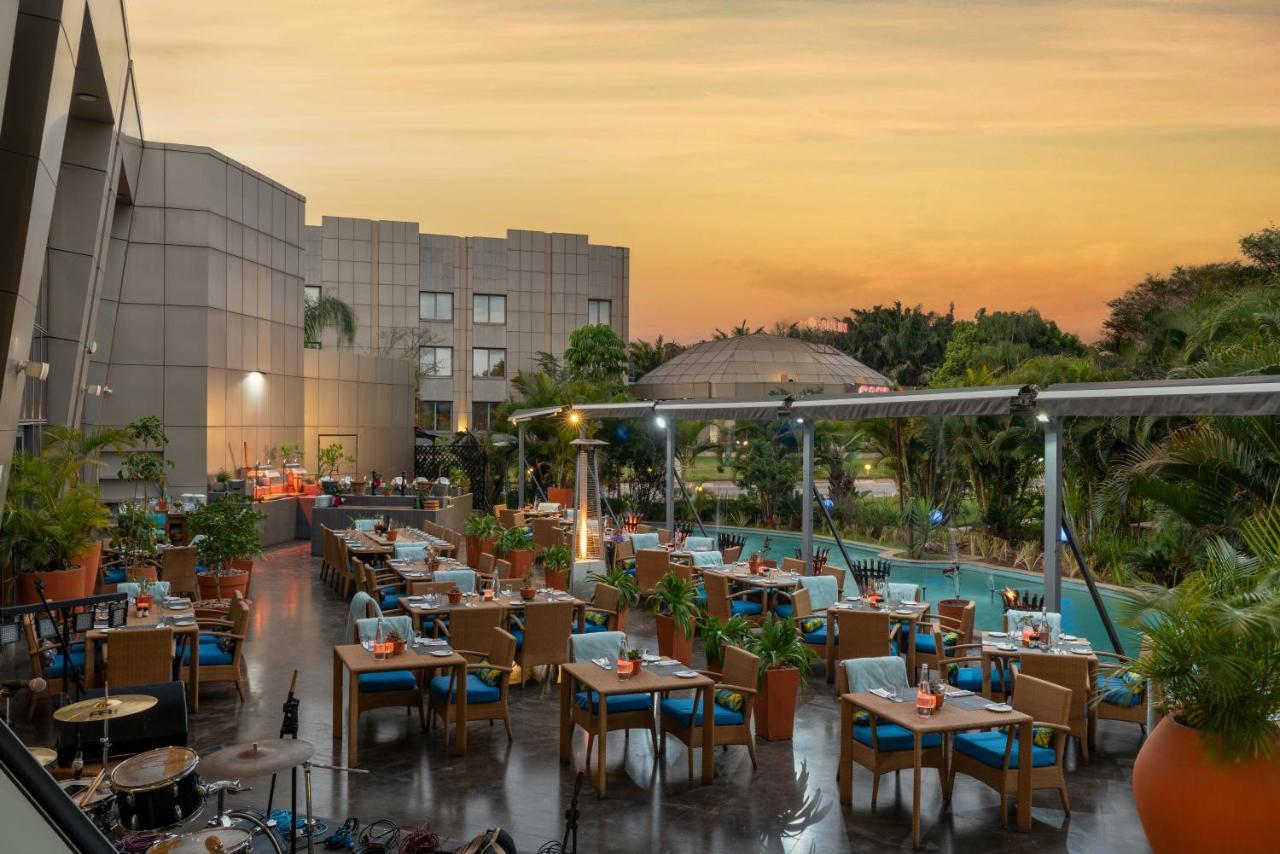 Radisson Blu Hotel Lusaka Exterior foto The Pool Bar
