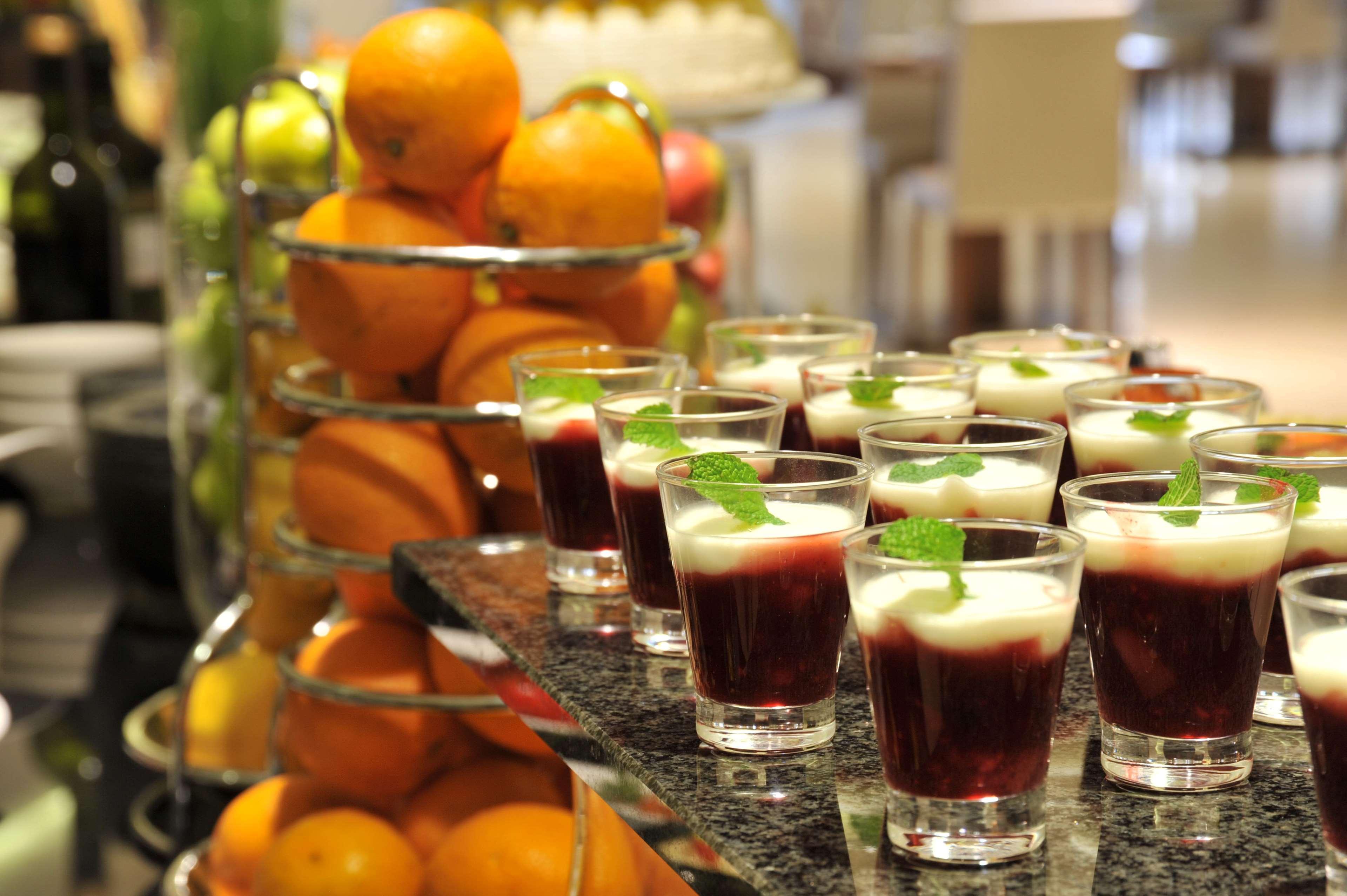 Radisson Blu Hotel Lusaka Exterior foto A selection of fruit and dessert