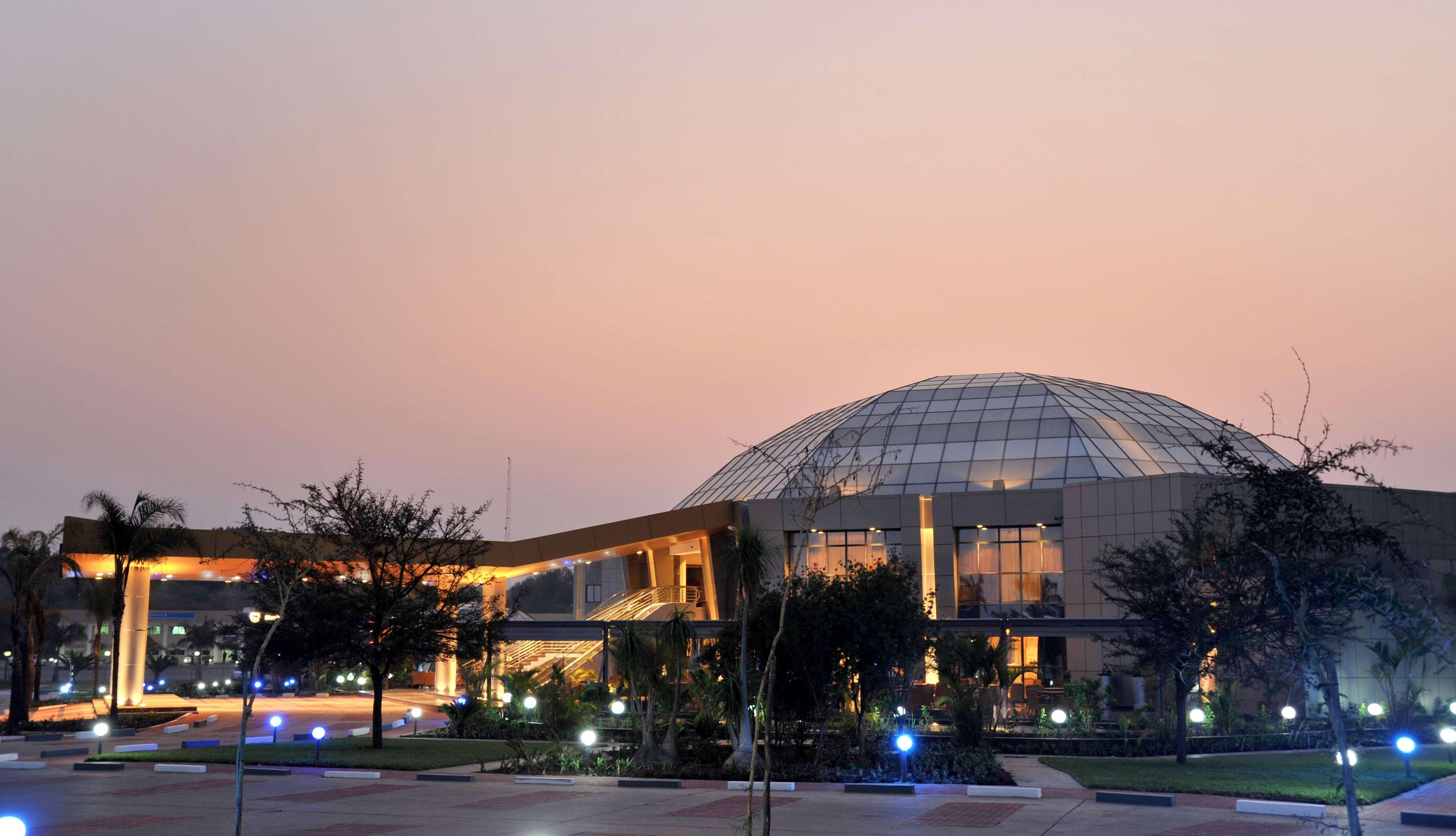 Radisson Blu Hotel Lusaka Exterior foto The Texas A&M University-Commerce Library