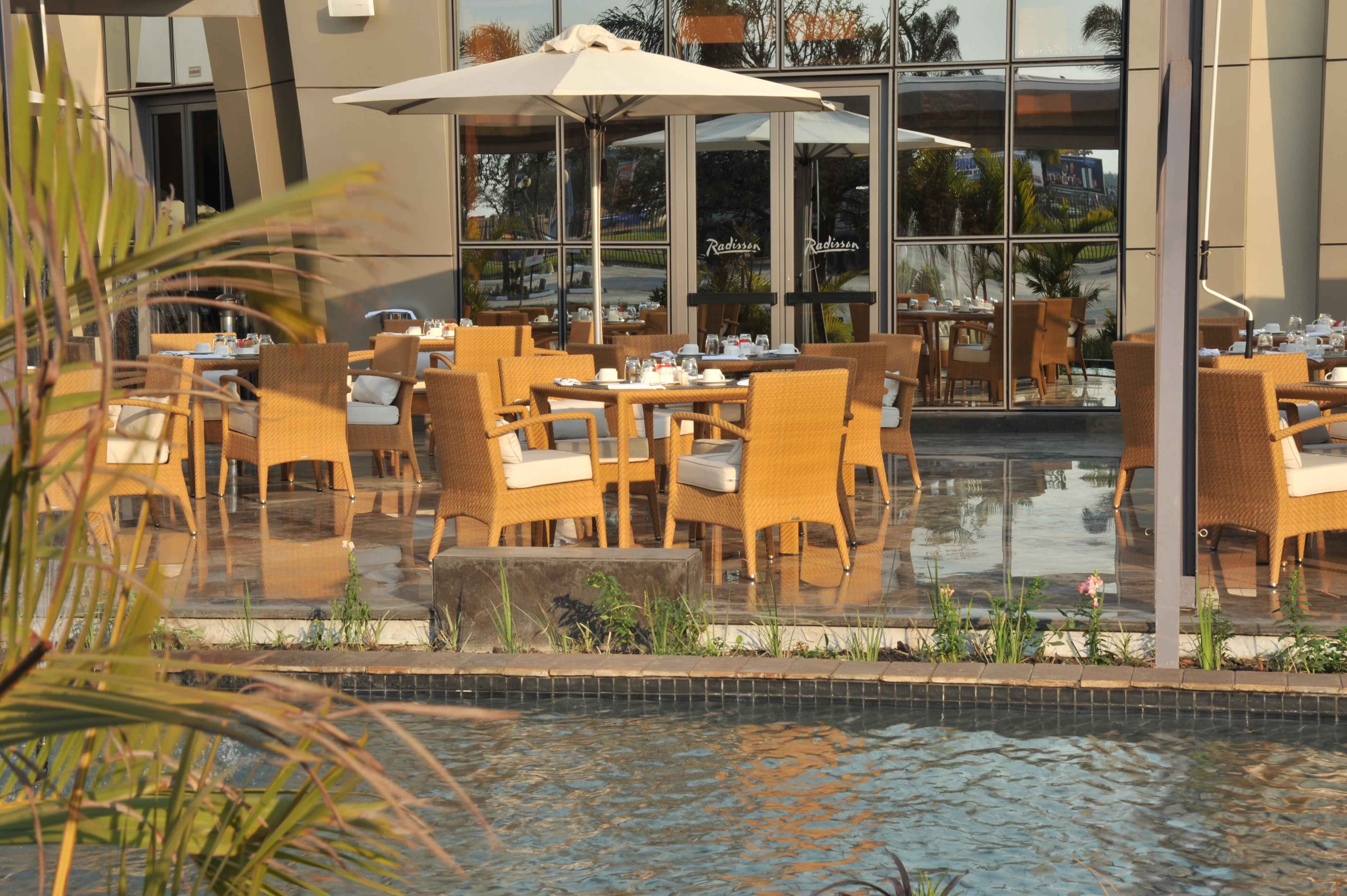 Radisson Blu Hotel Lusaka Exterior foto The pool at the hotel
