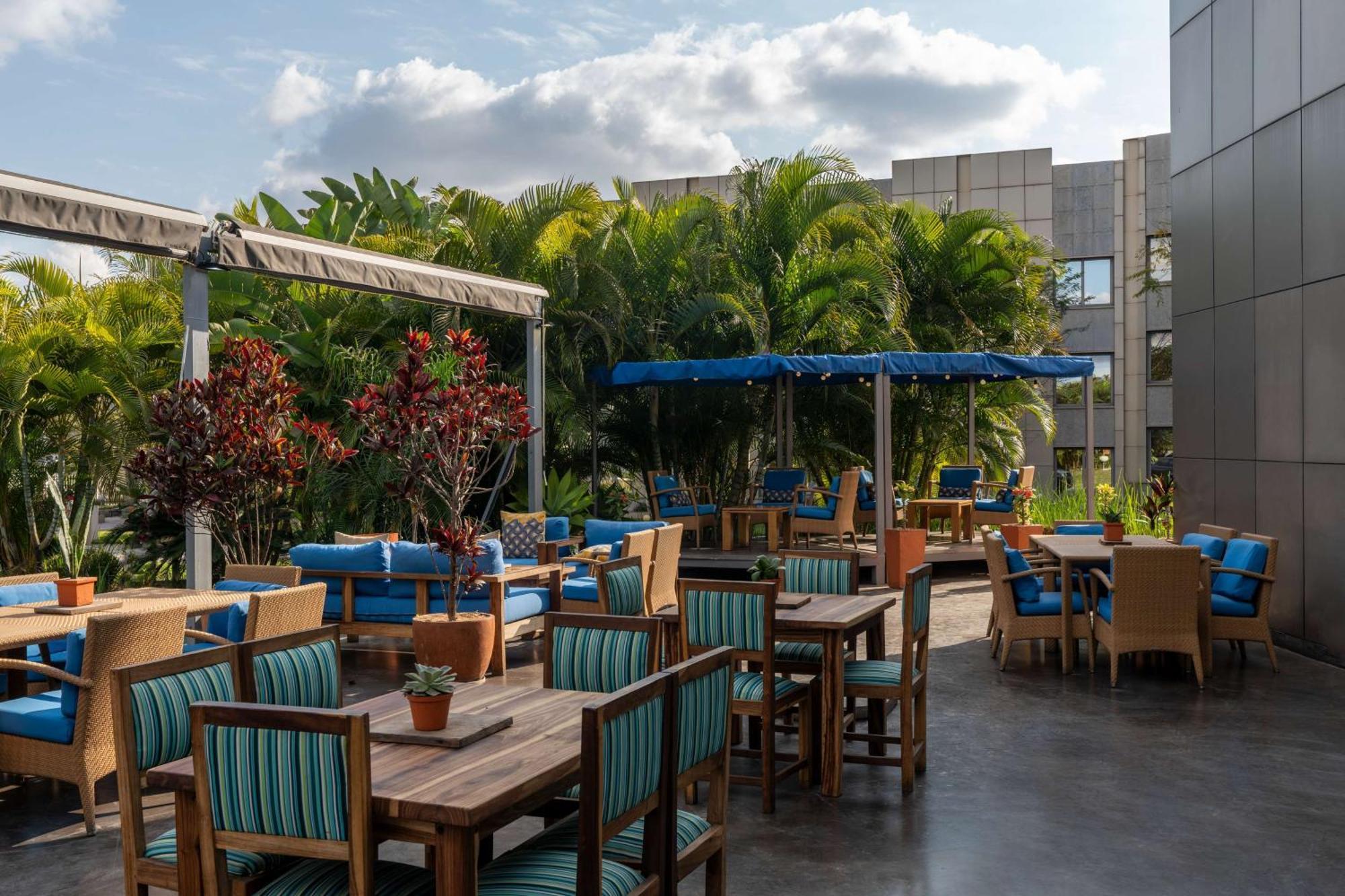 Radisson Blu Hotel Lusaka Exterior foto The outdoor patio at the hotel