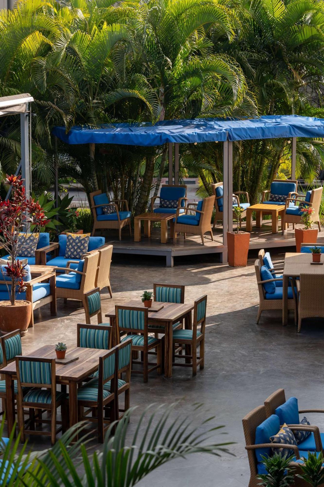 Radisson Blu Hotel Lusaka Exterior foto The Deck