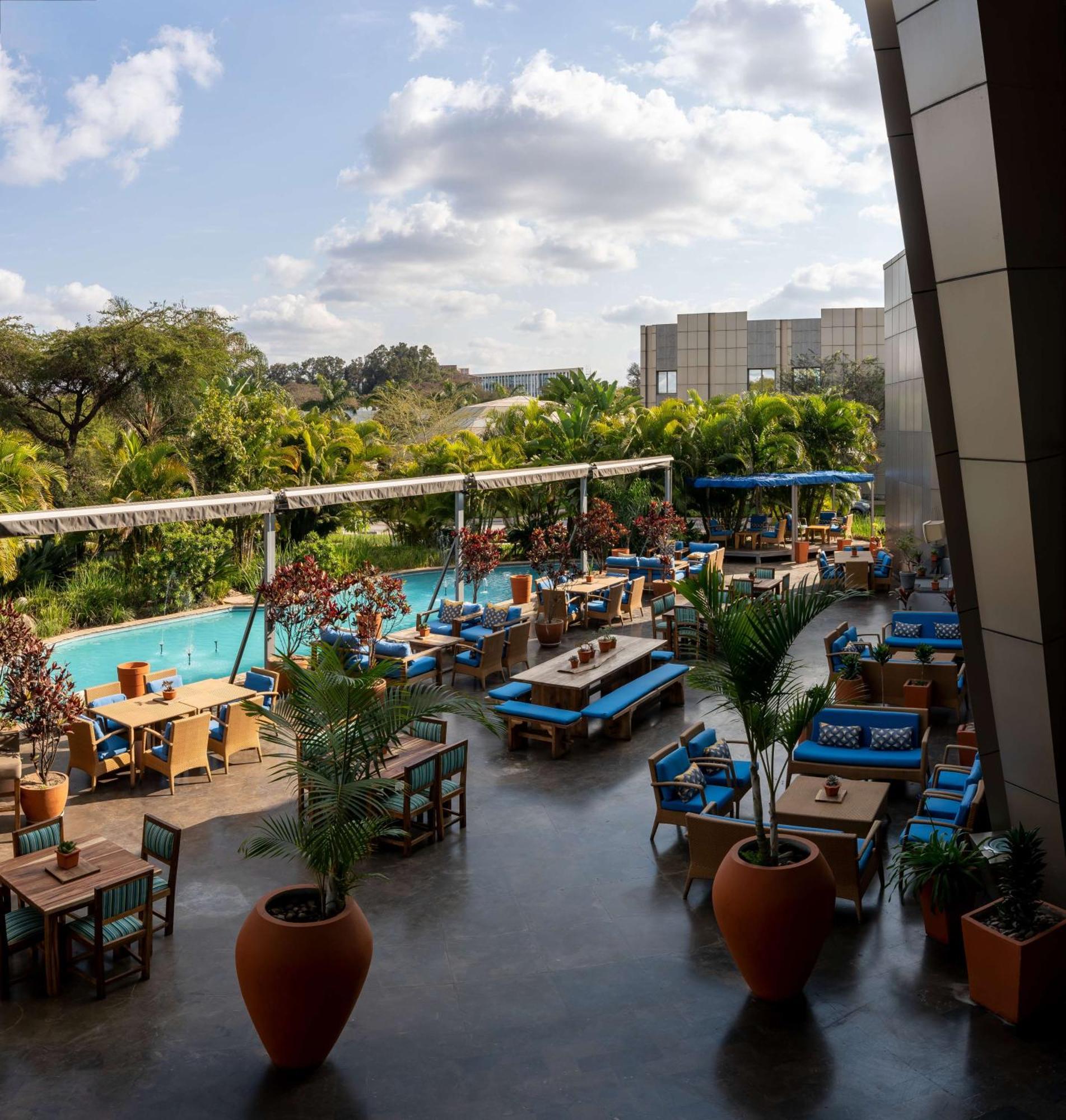 Radisson Blu Hotel Lusaka Exterior foto The pool at the hotel