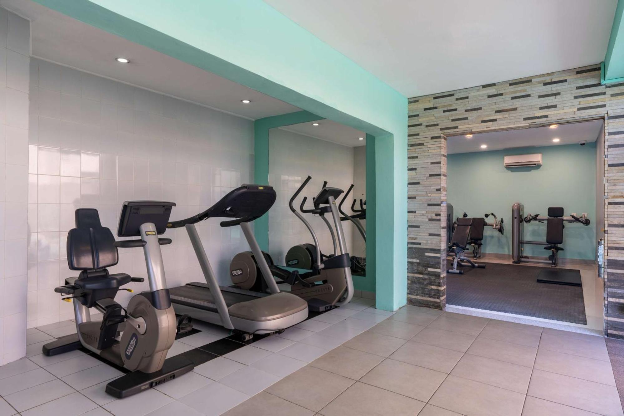 Radisson Blu Hotel Lusaka Exterior foto Elbow-driven exercise bikes