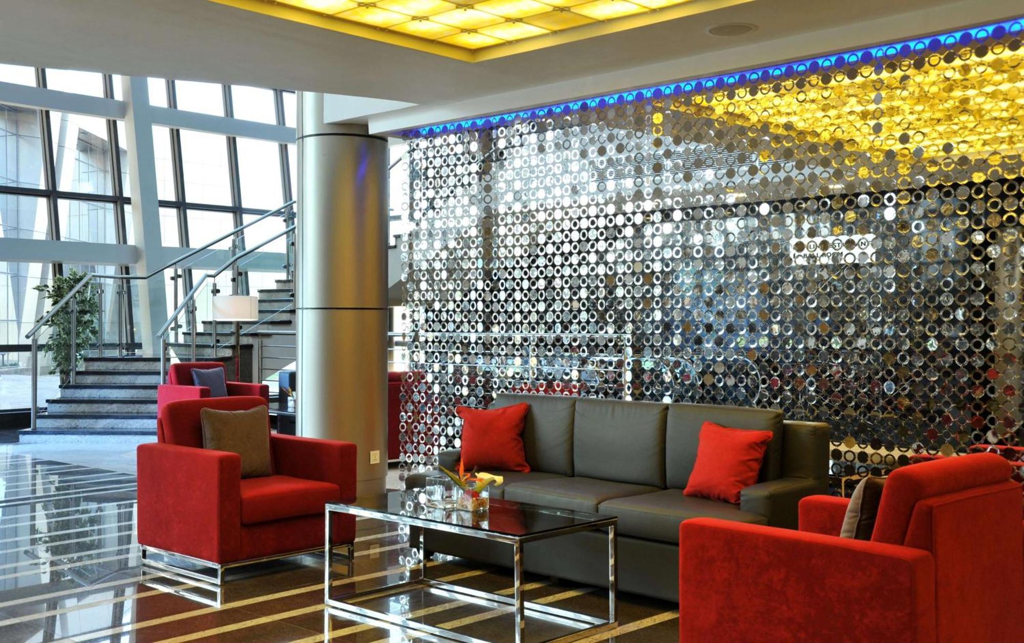 Radisson Blu Hotel Lusaka Exterior foto The lobby of the hotel