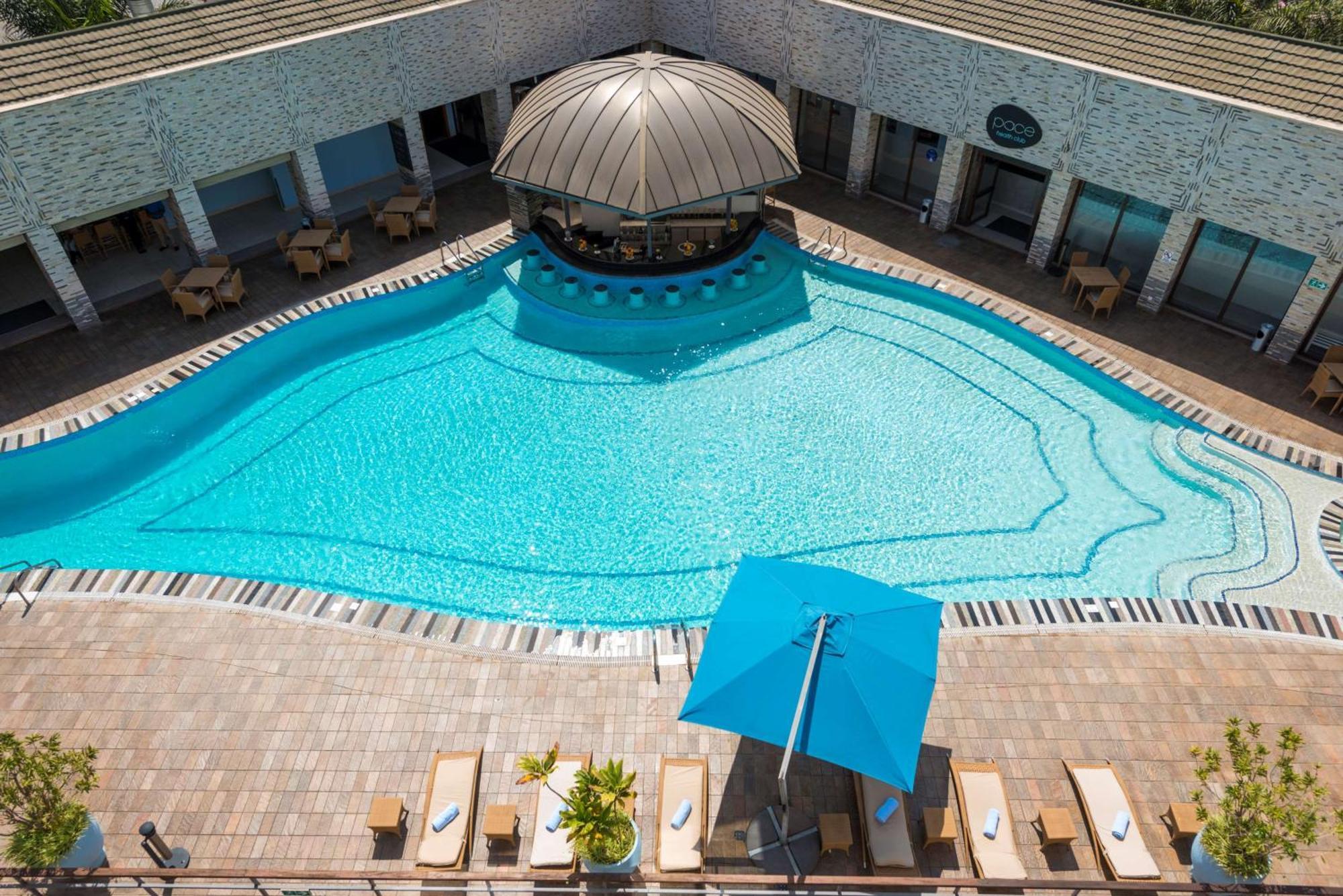 Radisson Blu Hotel Lusaka Exterior foto The pool at the hotel