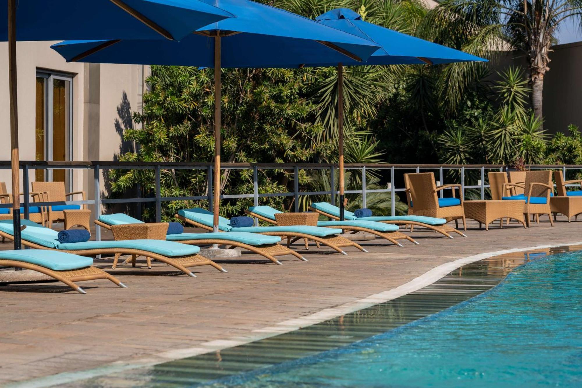 Radisson Blu Hotel Lusaka Exterior foto Pool at the hotel